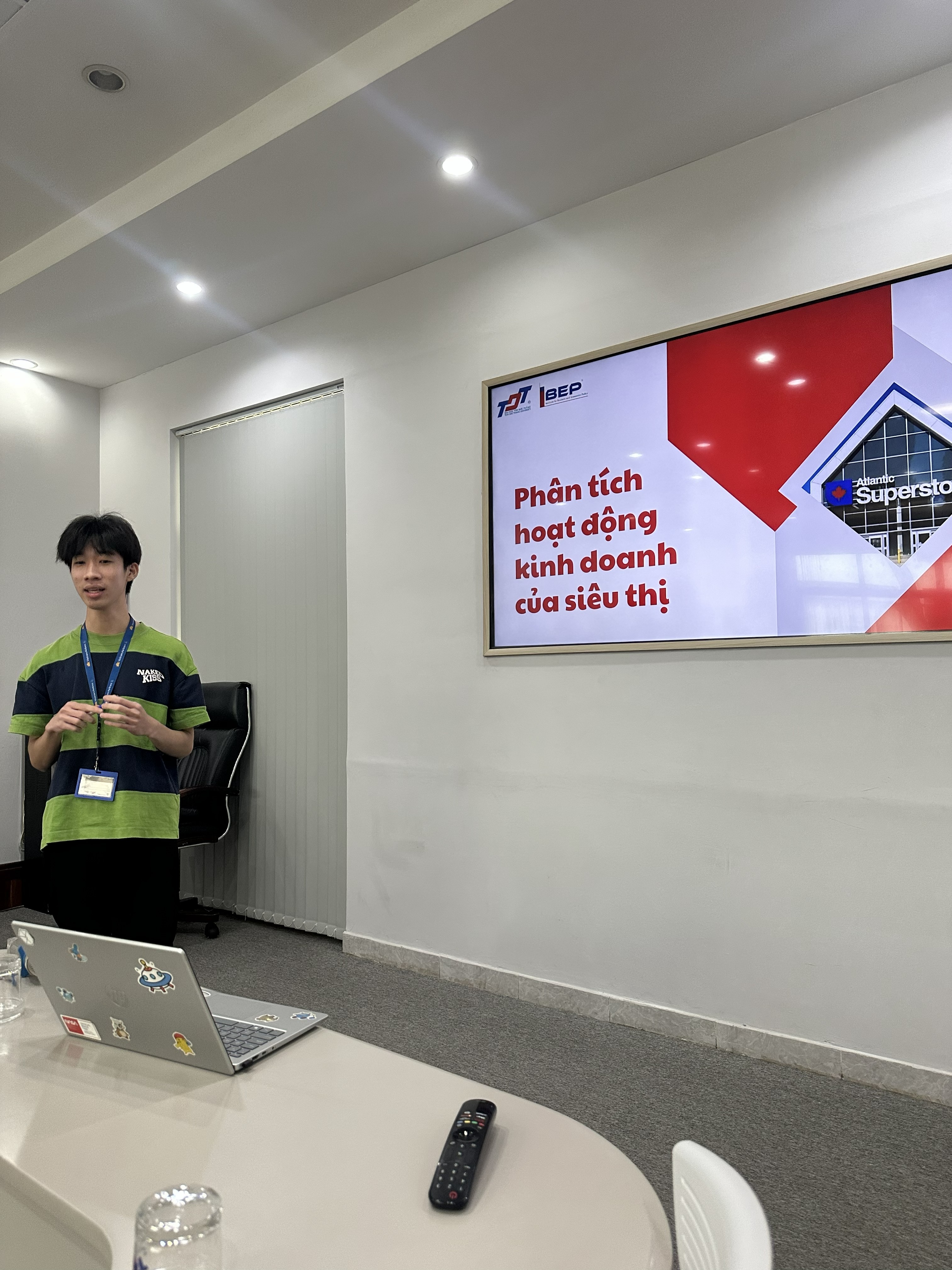 Học viên thuyết trình dashboard